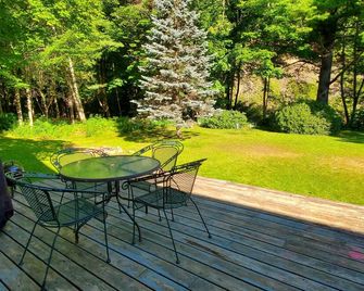 Entire Rustic Farmhouse minutes from Jay Peak - Jay - Patio