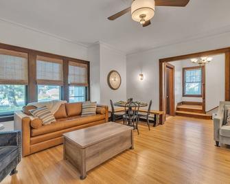 Hot Tub | Game Room | Sauna | Deck | Fire Pit | Walk to Stadium/Downtown/Park - Ann Arbor - Living room