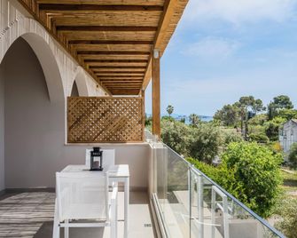 Loadstar Rooms & Suites - Kontokali - Balkon