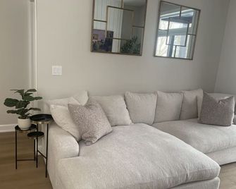 Cozy walk-up condo. It just feels like home! - Mount Forest - Living room