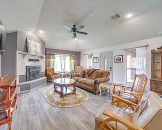 Outdoorsy Getaway Near Atoka: Hunt, Fish & Relax! - Atoka - Living room