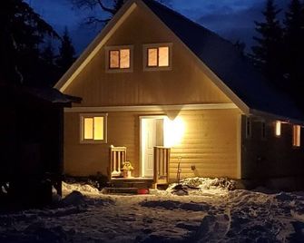 Brand new Lakeside Cabin - Bridge Lake - Building