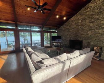 Lakefront Estate on Copake Lake - Craryville - Living room