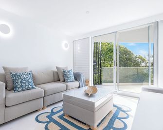 71 Hastings Street - Beachfront - Noosa Heads - Living room