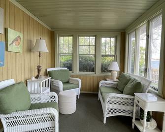 Private Beachfront Home In Wine Country - Jamesport - Living room