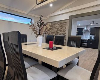 Luxurious 4-bed Farmhouse on the Dingle Peninsula - Glaise Bheag - Dining room