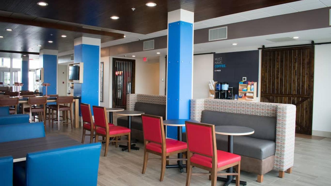 Holiday Inn Express & Suites West Memphis