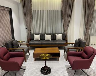 Haldi Kumkum Resort - Kamrej - Lounge