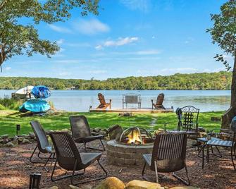 Lake Daze by Avantstay Lakefront w/ Modern Interior, Enclosed Porch & Hot Tub - Long Pond - Patio