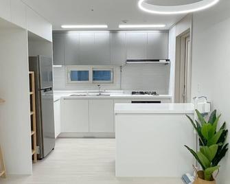 Ari Home - 15mins to Cheonan Station, 3 Rooms new apartment, Free Parking - Cheonan - Kitchen