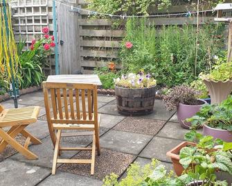 A cosy studio apartment in an idylic location on the banks of the river Tweed - بيبلز - شرفة مرصوفة