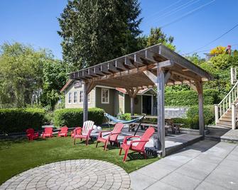 Iconic 3-Story Waterfront 'Marina House' w/ View - Gibsons - Terasa