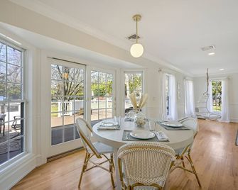 Southampton getaway perfection w heated saltwater pool - minutes to the beach! - Eastport - Dining room