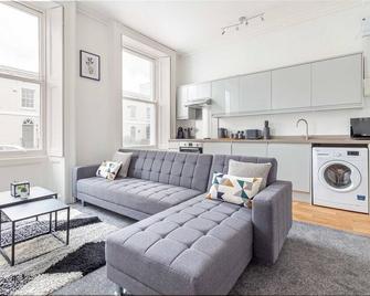 Host & Stay - Montpellier Villa Apartment - Cheltenham - Living room