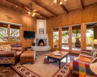 Parsons Villas - Troon Cabin Casita | Breathtaking Views, Heated Pool, Putting Green, Horses! - Scottsdale - Living room