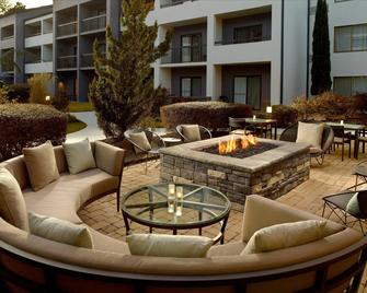 Courtyard by Marriott Greenville Haywood Mall - Greenville - Patio