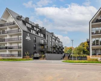 Podczele Seashore SPA & Jacuzzi Apartments with Parking by Noclegi Renters - Kołobrzeg - Bâtiment