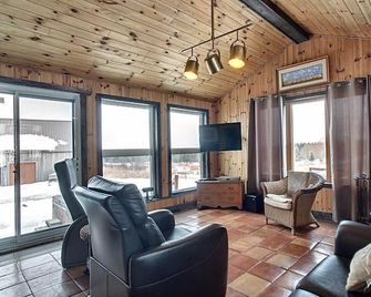 Maison du Mont-Mégantic avec spa & borne de recharge - Lac-Mégantic - Living room