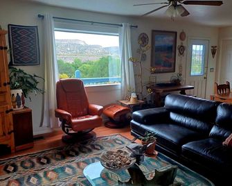 Cliff View Hacienda - Wild & Serene - Camp Verde - Huiskamer