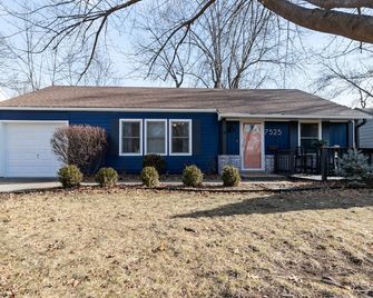 Family Friendly Kansas City Ranch in the Center of it All - Prairie Village - Building