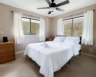 Mountain Cabin w/ Gorgeous Forest Lounge & Hot Tub - Lakehead - Bedroom