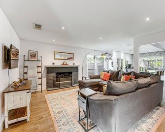 Outdoor Pool & Fire Pit: Modern Austin Home - Austin - Living room