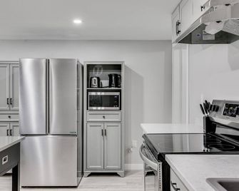 Romantic Getaway Suite at Twin Lakes - Kaleden - Kitchen