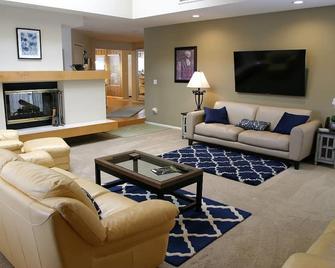 Lake Almanor - Luxury Lakefront House - Everything Included! - Chester - Living room