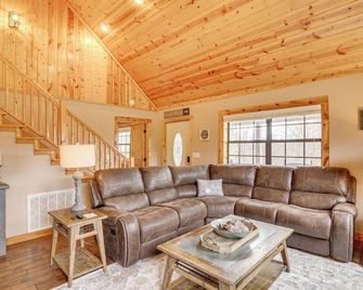 Modern Cabin w/ Grill Near Golf & Bass Fishing! - Burkesville - Living room