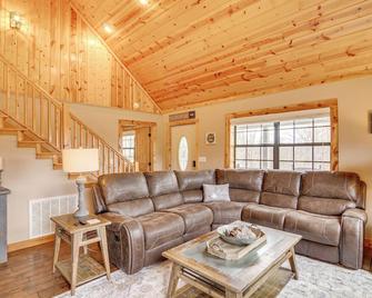 Modern Cabin with Grill Near Golf and Bass Fishing! - Burkesville - Living room