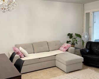 HHH Newly renovated big 4-bedroom apt with balcony, free parking for 2 cars - Helsinki - Sala de estar