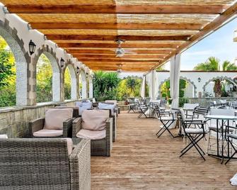 Stefania Hotel - Amárynthos - Innenhof