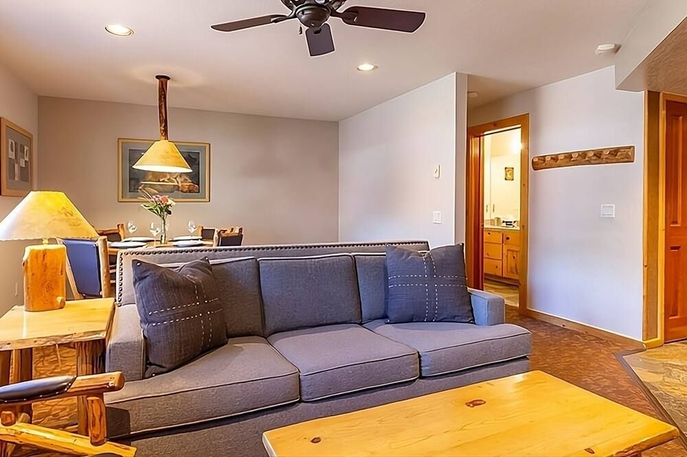 Your Mountain Hideaway! Free Parking, Outdoor Spa Tub, Full Kitchen! - Olympic Valley - Living room