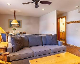 Your Mountain Hideaway! Free Parking, Outdoor Spa Tub, Full Kitchen! - Olympic Valley