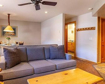 Your Mountain Hideaway! Free Parking, Outdoor Spa Tub, Full Kitchen! - Olympic Valley - Living room