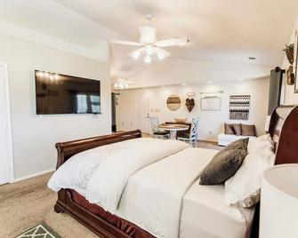 Huge Private Guest suite w/ jet tub in great neighborhood near attractions - Fresno - Bedroom