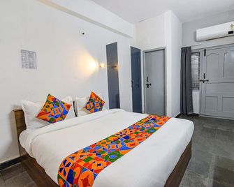 Fabhotel Vk Luxury Room's - Umcc Shahpur - Haiderabad - Slaapkamer