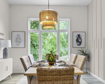 6 bd/4bath Coastal Style Modern Retreat - Coralville - Dining room
