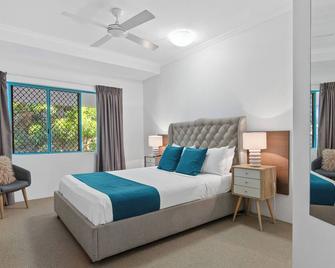 Coral Sands Beachfront Resort - Trinity Beach - Bedroom