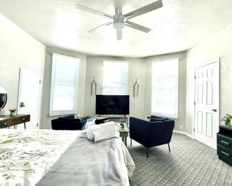 Completely remodeled efficiency unit one block from the Smithville square - Smithville - Bedroom