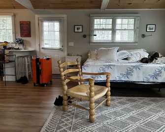 Newly renovated modern guest cottage across from Spruce Point Inn Pet Friendly! - Boothbay Harbor - Bedroom