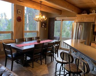 Borders Forest, Radiant heat, Mtn Views, WiFi, EV charger - Donnelly - Dining room