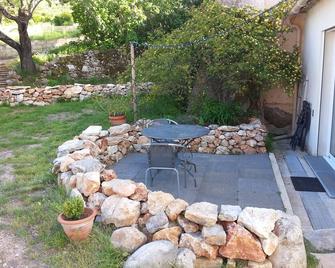 In Verdon Natural Park on the edge of the low Verdon Gorge, Lake Esparon - Saint-Julien - Patio
