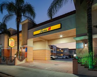Super 8 by Wyndham North Hollywood - Los Angeles - Bâtiment