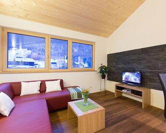 Modern apartment with all the trimmings: sauna, carport, ski room etc. - Mellau - Sala de estar