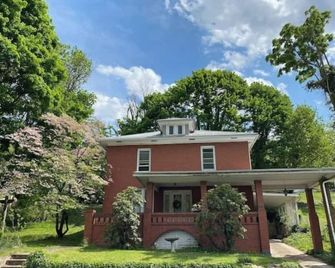 Potential Stay on Greenbrier Drive - Hinton - Building