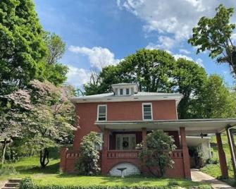 Potential Stay on Greenbrier Drive - Hinton - Building