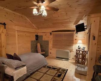 Snowmobilers private cabin, on the trails - Colebrook - Habitación