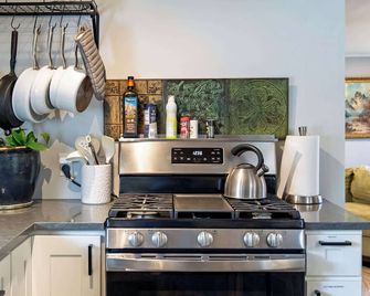 Private Renovated Apt w WasherDryer near dwntwn - バーリントン - キッチン