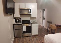 Peaceful Studio for Couples or Business Travel Queen bed, Roku TV, good Wi-Fi. - Amarillo - Kitchen